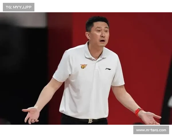 广东队收获千胜更衣室庆祝，杜锋与老队员合影留念