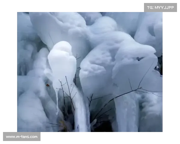 金水湖冰雪节开幕，天然冰瀑景观引游客拍照打卡。